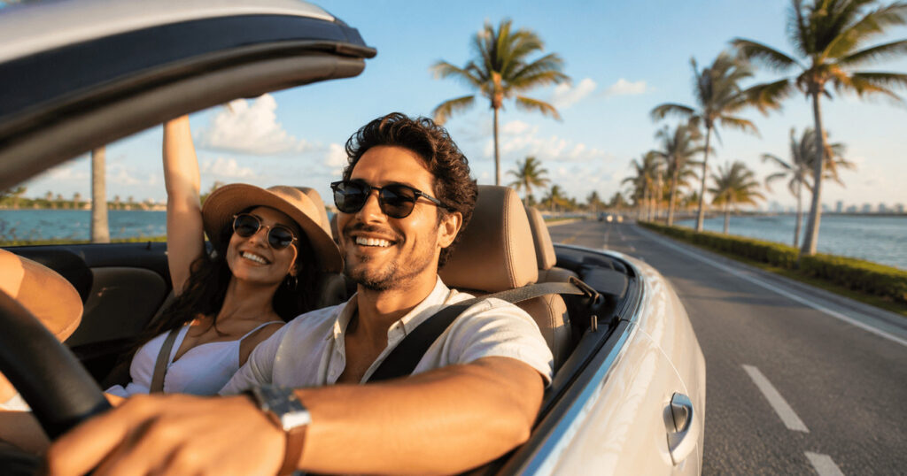 Pareja hispana manejando con su nueva licencia de Florida